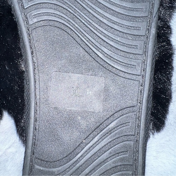 Black fuzzy criss cross faux fur fluffy slippers size XL - Picture 3 of 3